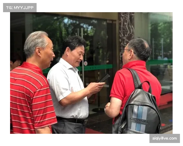 场边花絮:浙江队教练组使用平板电脑实时展示球员压迫热图,进行临场喊话 场边花絮:浙江队教练组使用平板电脑实时展示球员压迫热图,进行临场喊话